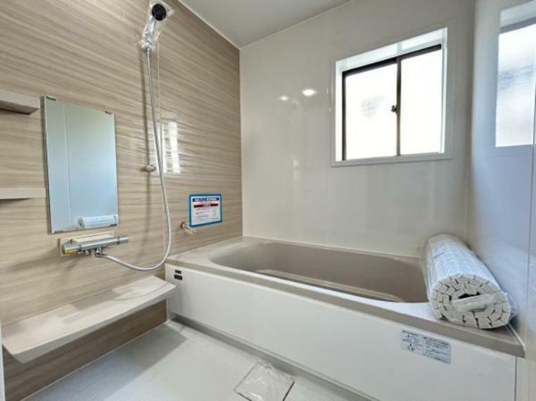 【浴室】1坪タイプのタカラスタンダード製ユニットバスを新設。広くなったお風呂でゆっくりと疲れを癒してください。