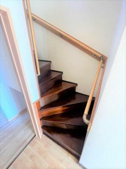 【リフォーム中/階段】階段は手すりの強度確認、床板のフローリング張りを行います。