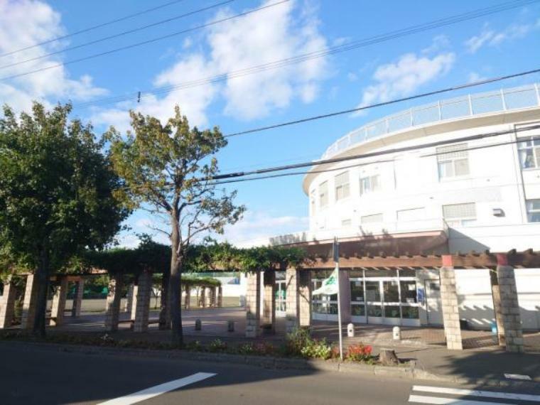 【小学校】札幌市立星置東小学校まで約500m、徒歩約7分。小学校徒歩圏内なのでお子さんがいらっしゃる方でも安心ですね。