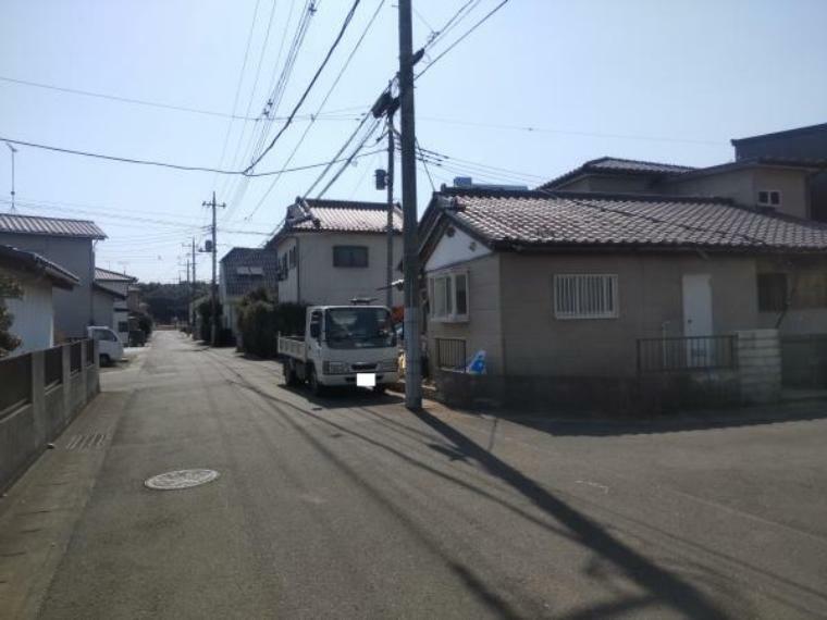 （リフォーム中写真）前面道路（東側）です。