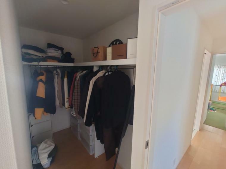 7帖の洋室にあるウォークインクローゼット。スペースが広いため整理整頓しやすく、季節別に衣服の置き場所を決めておけば衣替えの必要がなく負担が減りますね。
