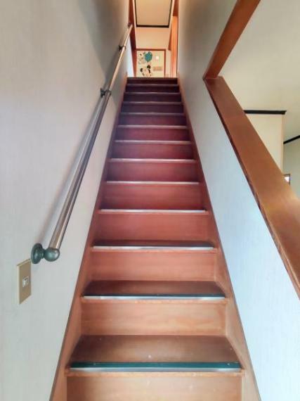 （リフォーム前）階段は、クロスの貼替えと、安全性を考慮して手すりのクリーニングをします。お子様やご年配の方の上り下りも安心ですね。