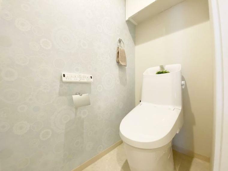 念願のマイホーム購入をお手伝いいたします。白を基調とした、清潔感のあるシンプルなデザインのトイレです。