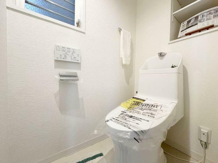 白を基調としたシンプルなトイレ。匂いがこもりがちなトイレも窓付きで換気ができますよ