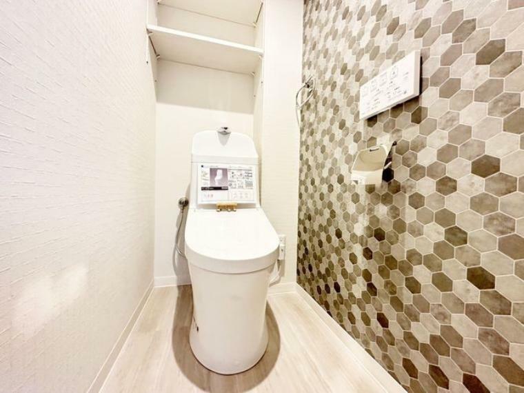 白を基調とした、清潔感のあるシンプルなデザインのトイレです。