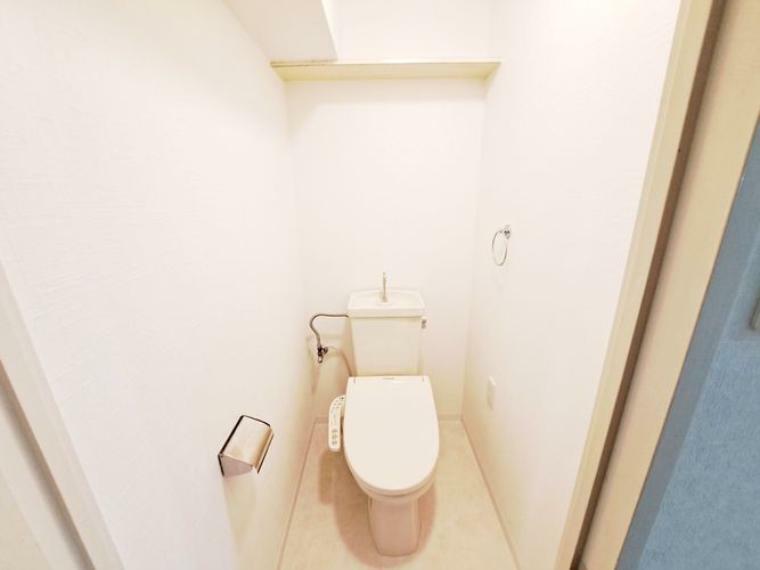 白を基調とした、清潔感のあるシンプルなデザインの水洗トイレは掃除が楽にできるため、清潔に保つことができます。