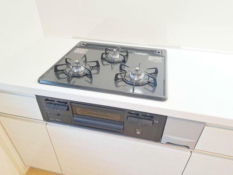 奥様に嬉しいシステムキッチンは、同時にたくさん調理をすることができる3口コンロです！シンクが大きいため洗い物が多い時もスムーズで快適です！