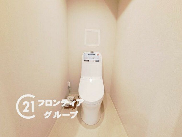 白を基調とした清潔感のあるトイレです。水洗式なので衛生面も安心です。