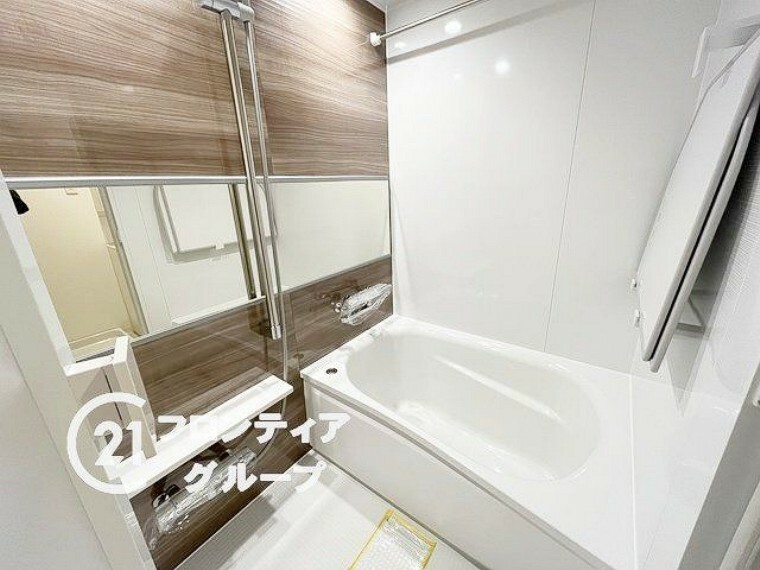 清潔感のある白を基調としたデザインです。綺麗なバスルームでリラックスできますね。