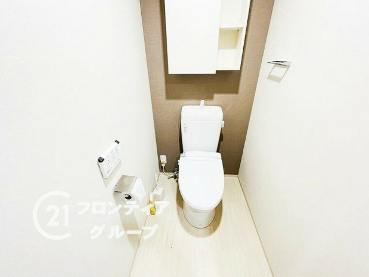 水洗トイレは掃除が楽にできるため、清潔に保つことができます。吊戸棚があり空間がスッキリ保てますね