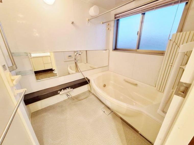 1日の疲れを癒すバスルームはしっかり換気が出来る大きな窓付き。湿気がこもりやすい浴室も清潔に保てます。