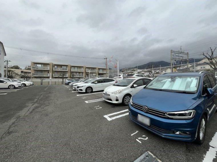 敷地内に駐車場あり！屋内のため、雨の日も安心です。現在の空き状況は当店にお問合せください。