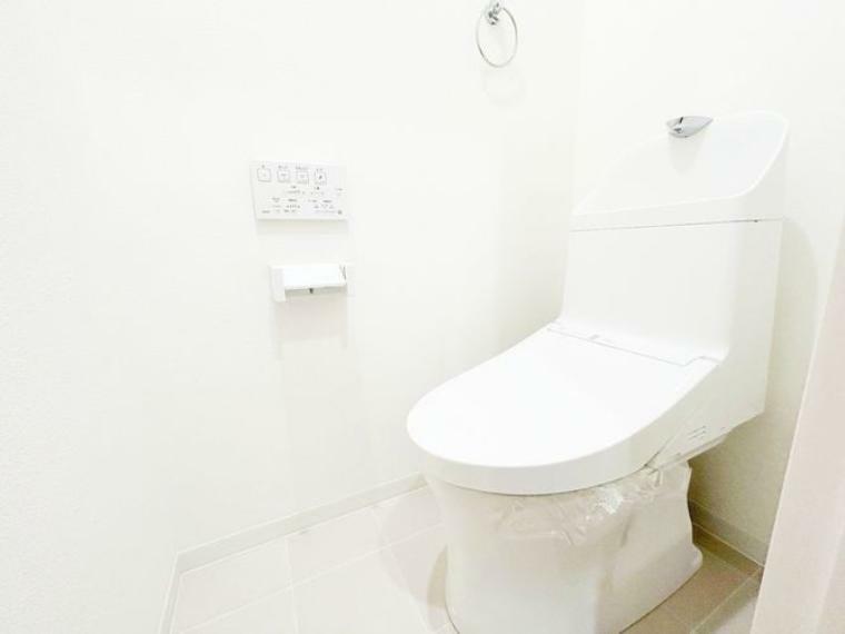 綺麗なトイレは嬉しい温水洗浄便座付きです！スッキリした空間は掃除もしやすく綺麗な状態を保つ事ができますね！