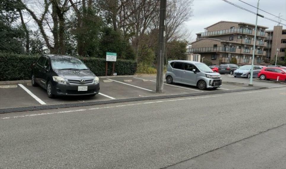 車一台あたりに必要なスペースは、標準サイズの普通自動車で横幅2m50cm、長さ5mは必要になります。ただし、乗降のことも考慮して横幅3m30cm、長さ5m50cmほどは確保できるところを選びましょう。