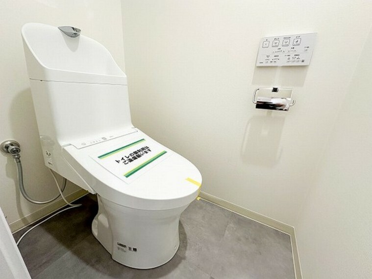 フルリフォームのためトイレも新規交換されています。温水洗浄便座付きです。