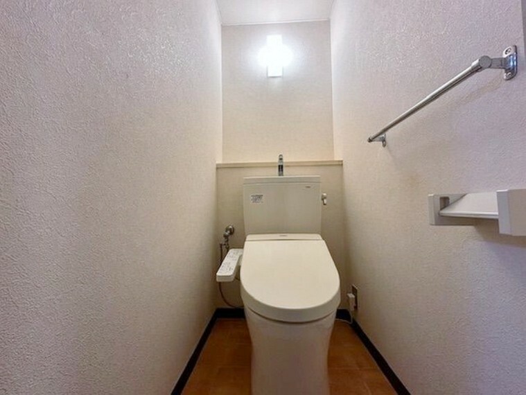 トイレはシャープでシンプルなデザイン。