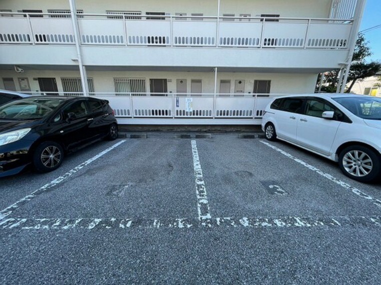 駐車スペースも広く駐めやすくなっております。日々お使いのお車もストレスなく駐車できそうです。