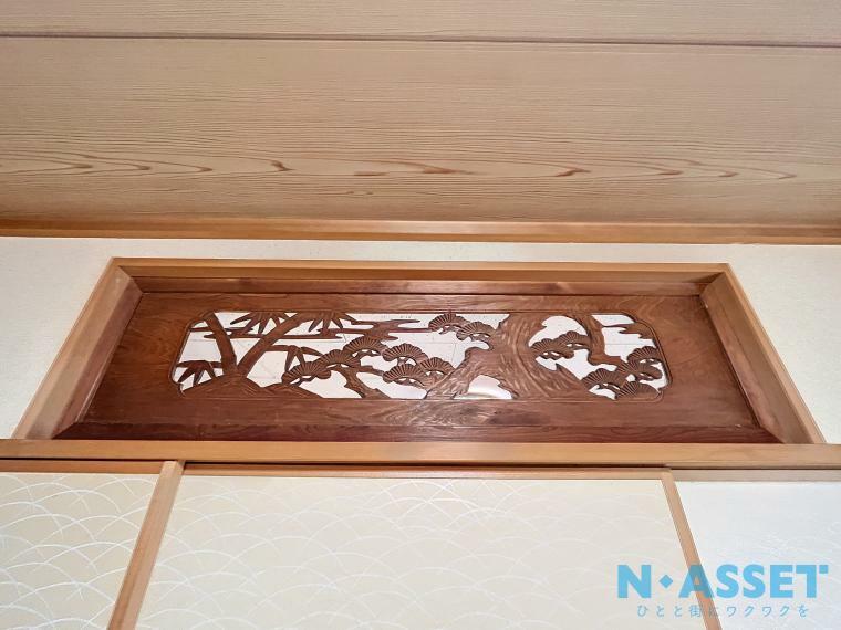 日本の伝統的な建築様式の一つ「欄間」は家の品位を高める装飾品としてだけではなく、採光と風通しを良くし、湿度の高い日本でも快適に過ごせる役割もあります。