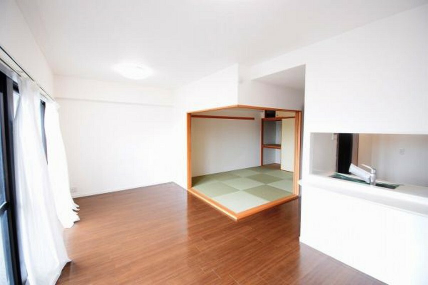 リビング横の和室を開放すると、より空間を広く見せることができます！
