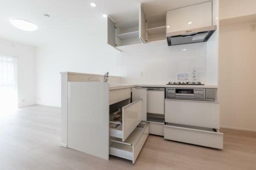 収納豊富で、さらに調理スペースを広々と使えるL型キッチン