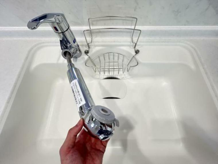 【リフォーム済】新品交換したキッチンの水栓金具はノズルが伸びてシンクのお手入れもラクラクです。