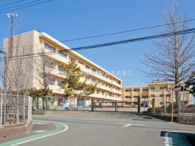 【海老名市立社家小学校】　JR社家駅から10分、田んぼの真ん中に聳え立つ小学校です。