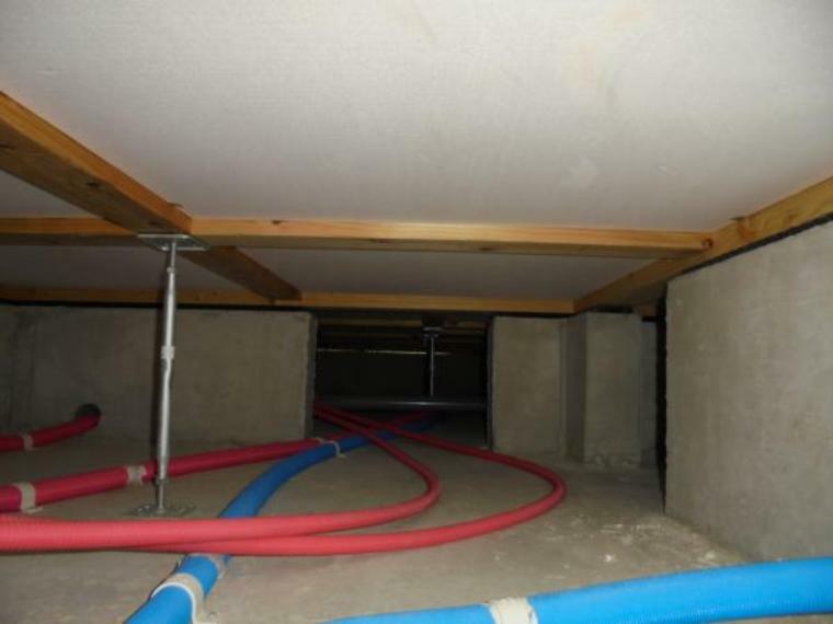 【床下写真】ベタ基礎にて施工され床下断熱材充填されています。給排水管は樹脂管にて施工されています。