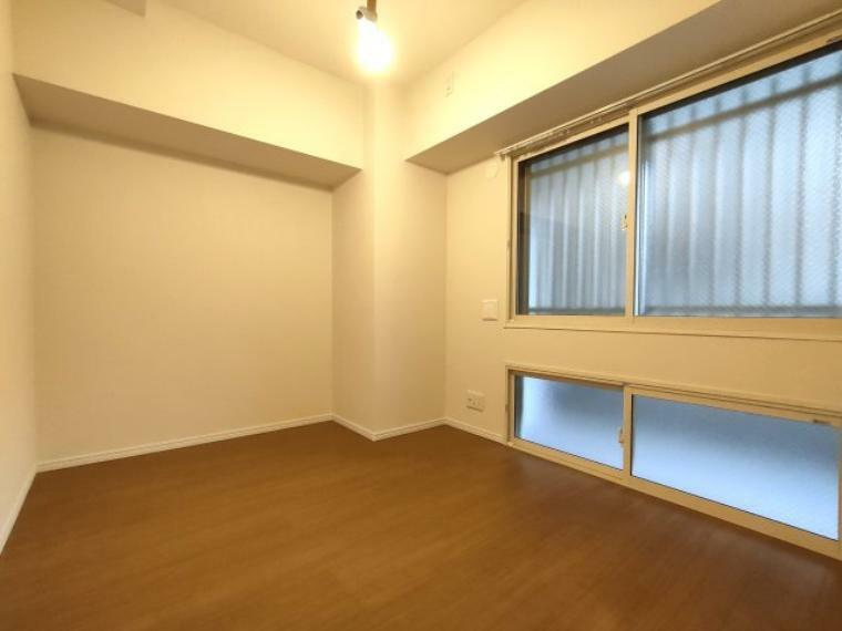 ・サービスルーム約5.2帖 　全ての居室に収納と窓を備えており、過ごしやすい空間となっています。