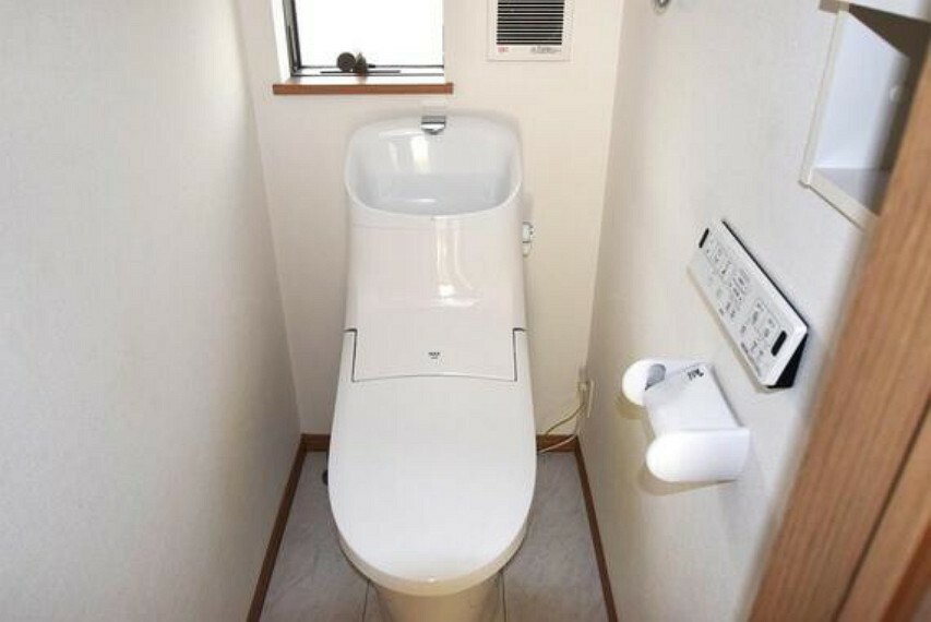 スペースをうまく利用しゆとりをもったトイレの広さ、エコタイプトイレ・ウォッシュレット付。