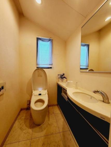トイレは1階と2階それぞれにございますので、忙しい時や来客の際もスムーズに使うことができて便利です。