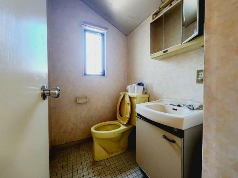 トイレは1階と2階それぞれにございますので、忙しい時や来客の際もスムーズに使うことができて便利です。
