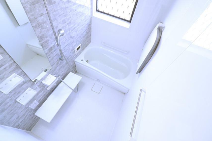 2階浴室。自然光の入り込む小窓付。