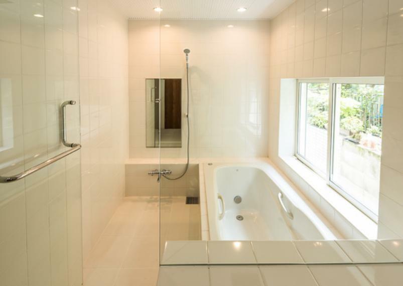 白で統一され、シンプルかつ清潔感のある浴室です。