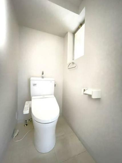温水洗浄機能付トイレは出窓があり換気性能が良いです。