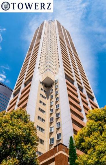 【外観】パークスガーデンの潤いの風景に馴染む。なんばの空景となる超高層46階建タワー。