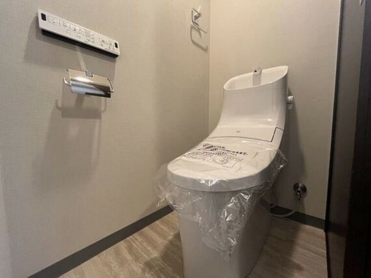 トイレはシャープでシンプルなデザイン。