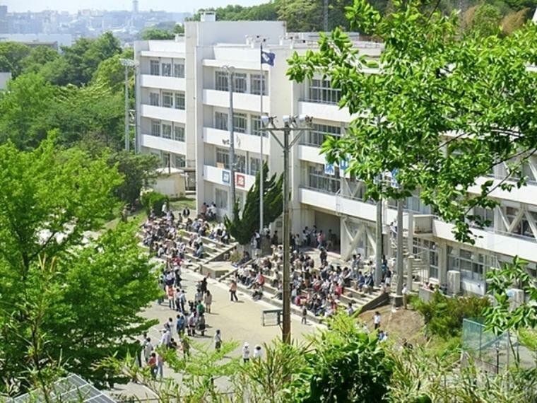 鎌倉市立深沢中学校 「健康と知性、真理と平和」を教育理念に掲げています。