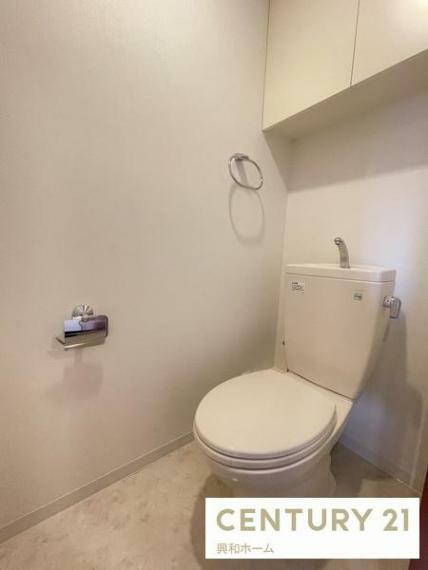スッキリとしたデザインの温水洗浄便座付きトイレ。上部には収納棚がありトイレットペーパーなどのストックに便利です！