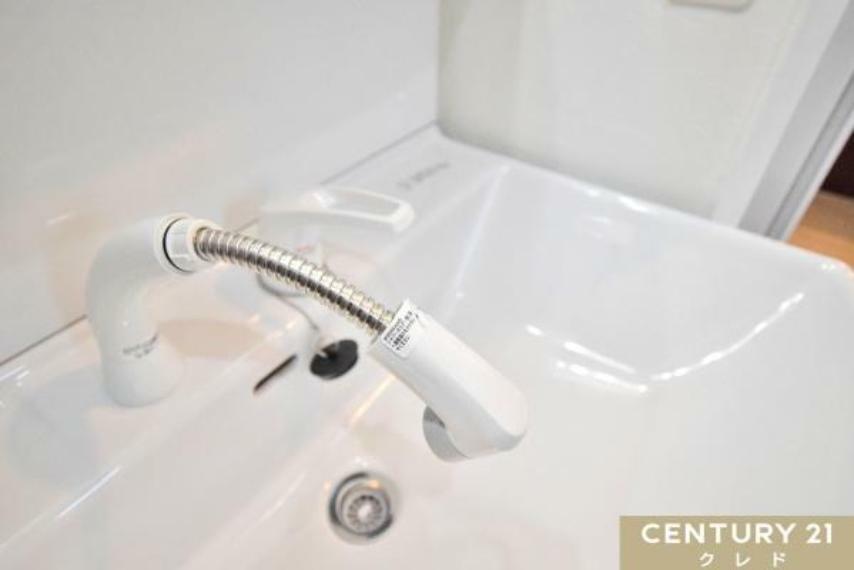 【シャワー付き洗面化粧台】<BR/>充実機能がいっぱいのシャンプードレッサー。<BR/>使い勝手を向上させるオプションが充実！自由度の高いシャワー付きの洗面台は、衣服のお手入れや、洗髪の際にも使えます。