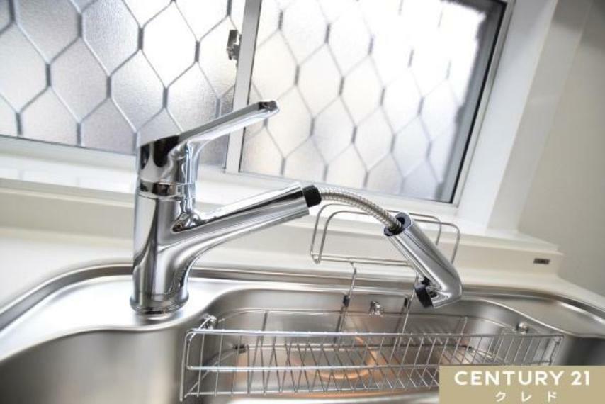 【シャワー水栓付きキッチン】<BR/>シンクの隅々まで洗い流すことのできるシャワー水栓付きのキッチンです。<BR/>洗剤や汚れなどもすっきりと洗い流すことができ、衛生的なキッチンを保つことができます！