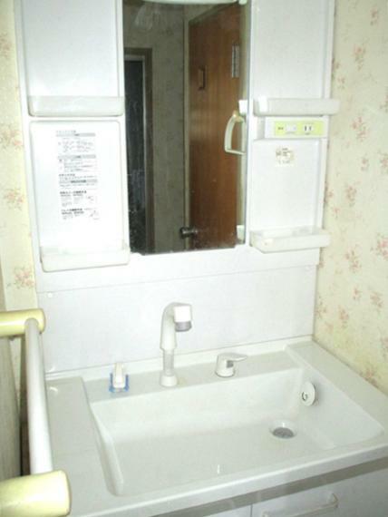 白色を基調とした清潔感のある洗面化粧台。下部には、扉付きの収納スペースがございます。
