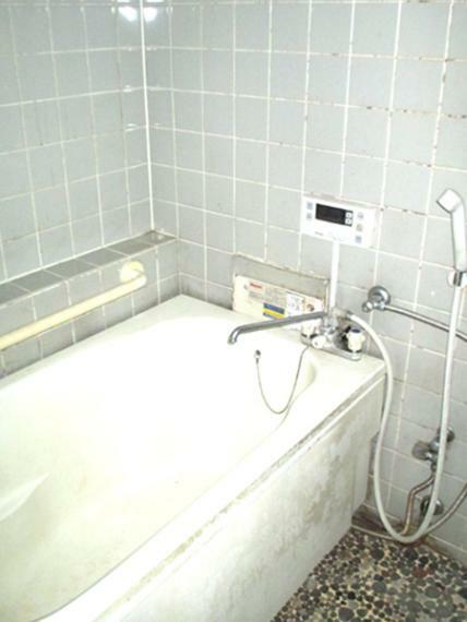 浴槽横には、浴槽への出入りの際に役立つ手摺が設置されております。