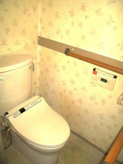 トイレの横には立ち座りの際に役立つ手摺が設置されています。