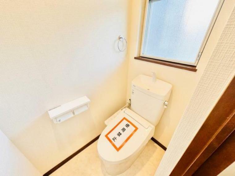 小窓付きで換気も十分に可能なウォシュレット付きトイレ