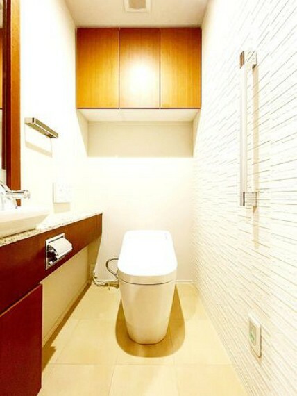【トイレ】上部には収納付。スタイリッシュなデザイン性。タンクレス洗浄機能付きトイレ。