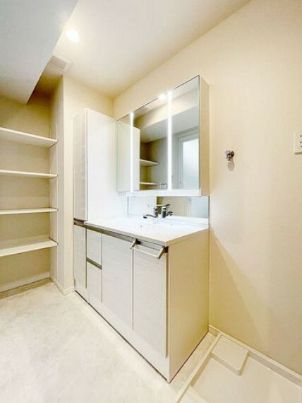 【洗面化粧台】3面鏡付きの使いやすい洗面化粧台です。脇にも収納があり、壁面には可動棚があります。
