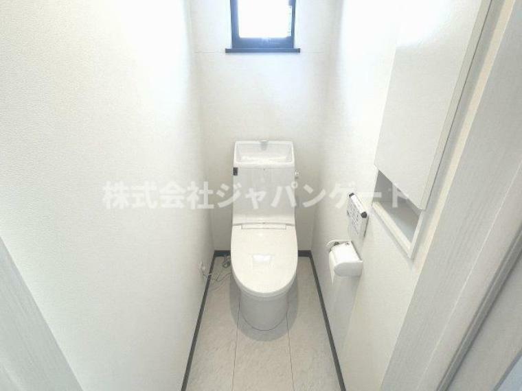 収納もあるシンプルで使いやすいトイレです