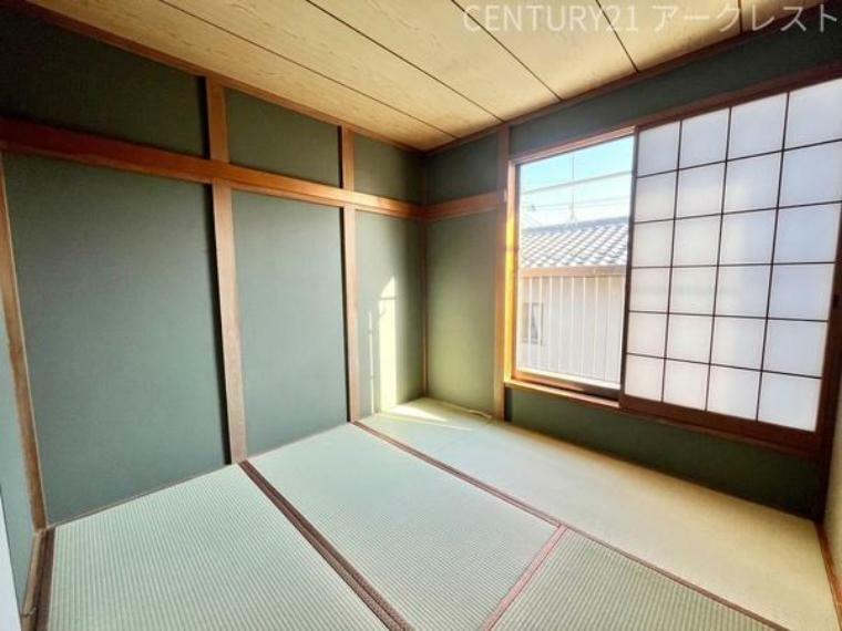 洋室とは違った良さと味わいのある和室は畳の香りでリラックスできる一部屋です。