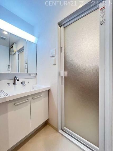 ～Wash room～明るい洗面スペース。身だしなみが整えやすい三面鏡を採用しました。<BR/>～ライト付きの鏡あり