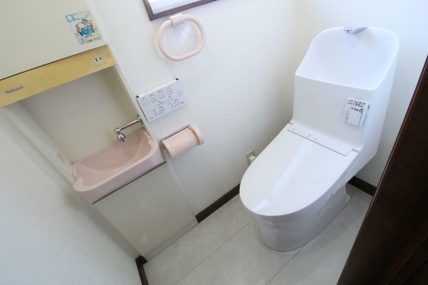 1階のトイレです。手洗い場と温水洗浄機能付で快適です！
